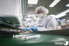 권칠승 중기부 장관 K-백신주사기 성공, 中企·삼성·정부 3박자 결정체