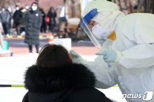 검체 채취하는 의료진