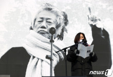 조사 낭독하는 김미숙 김용균재단 이사장