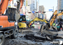 수원시청역 인근 도로 툭하면 땅거짐…추정 원인 분분