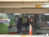 서울 도심 한복판 빌딩서 승용차 추락…운전자 병원 이송