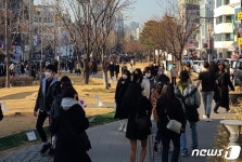횡단보도 안 보일 정도 북적북적…안심할 때 아냐 우려