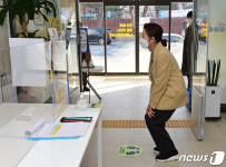 노원어린이도서관 방문한 나경원 발열검사는 필수