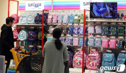 새학기 앞두고 가방 살펴보는 시민들