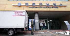 보건소에 도착한 백신 수송 차량