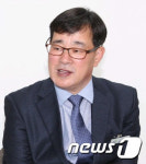 김해 강남요양병원 윤종술 이사장 백신 1호 접종…4553명 대상