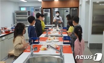 부산 제면 체험 클래스 어린이 실습 모습