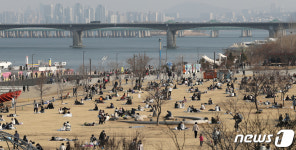 주말 한강공원 35만명 몰려…백신 효과 아직 한참 멀었는데