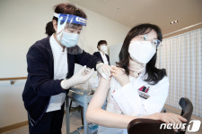 백신 접종 받는 요양병원 의료진