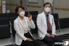 백신 접종 소감 밝히는 대구 한솔요양병원 부부 의사