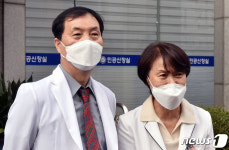 코로나19 백신 접종 마친 한솔요양병원 부부 의사