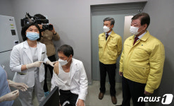 산청 첫 접종자 산청요양병원 남준오 한의사…이재근 군수 현장 찾아 격려