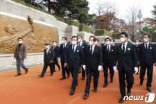 2·28민주운동기념탑 살펴보는 정세균 총리