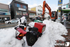 도로 복구 한창인 강원도 고성군