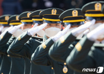 졸업하는 육군사관학교 생도들 국기에 대한 경례