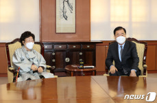 위성락 외교장관 면담에서 현안 논의·실무협의 의향서 교환…합의문에 방문 확대와 기술협력 강화 등 포함