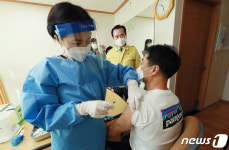함양군도 접종 시작…1호 지리산노인요양병원 조재호 원장