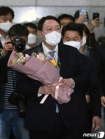 꽃다발 받은 윤석열