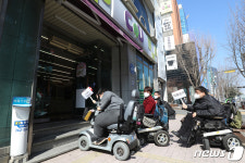 CU편의점 계단 내려치는 장애인