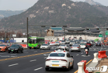 양방향으로 통행되는 세종대로 동측차로