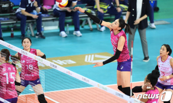 '김연경 폭발' 흥국생명, 한국도로공사 꺾고 단독 선두 탈환