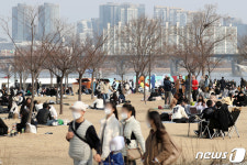 포근해진 날씨에 한강공원으로 나온 시민들