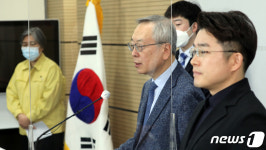 브리핑하는 김중곤 예방접종피해조사반장