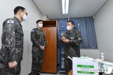 코로나19 백신의 보관시설 확인하는 공군참모총장