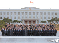 북한에선 가문의 영광, 김정은과 찍는 기념사진 어떤 모습일까