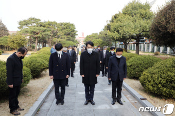 '대통령 선거 D-1년' 광주학생독립운동기념탑에 참배하는 박용진 의원