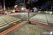 부산 서구 구덕운동장 등 횡단보도 9곳에 바닥신호등 설치