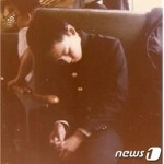 학창시절 사진 올린 安 
