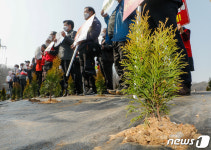 LH 직원들이 산 토지 위 공사 해체 요구