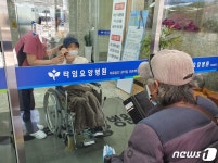[르포] 엄마 뽀뽀도 하고싶은데…요양병원 눈물의 면회 재개