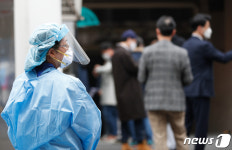 코로나19 신규 확진 488명… 멀어져가는 거리두기 완화