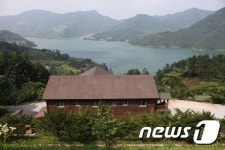 봄바람 휘날리며 충주 자연휴양림 힐링공간으로 인기