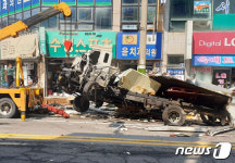 여수 한 사거리서 4.5톤 화물차 상가 덮쳐…브레이크 파손 추정