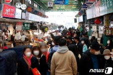 주말 맞아 북적이는 광장시장