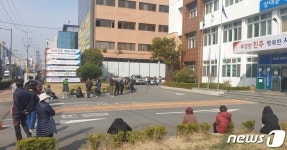 [르포]목욕탕발 확산 진주는 지금…선별진료소 아침부터 150명 긴 줄