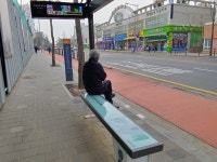 출퇴근길 아직 쌀쌀…중랑구, 버스정류장 엉뜨랑 이용하세요