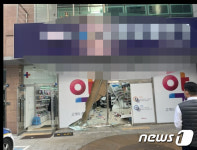 화성서 후진 주차하던 투싼, 약국 돌진…9명 경상