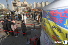 여의도 농협재단빌딩서 확진자 2명 추가…실내서 음식물 섭취