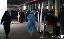 붐비는 부천 코로나19 임시선별진료소