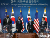 자리 안내하는 정의용 외교부 장관