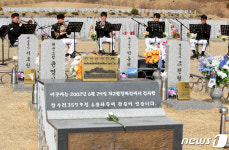 서해수호 영웅 위한 추모연주