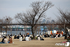 수도권 특별방역대책 첫 주말 한강공원 찾은 시민들