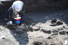 발굴 작업 계속되는 삼군부터