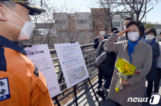 119 대원에게 거수경례하는 박영선 후보
