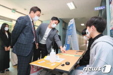 우석방역공사 | 남천현 우석대 총장, 코로나19 방역 담당 직원·학생 격려