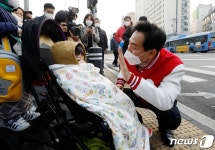 어린이 만나 인사하는 오세훈 후보